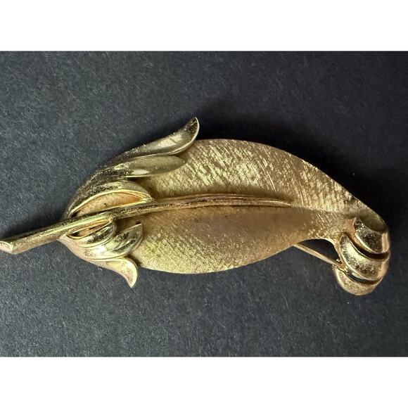 TRIFARI Vintage Brushed Gold Tone Leaf Brooch Pin Art To Wear Cocktail Career - Picture 5 of 5